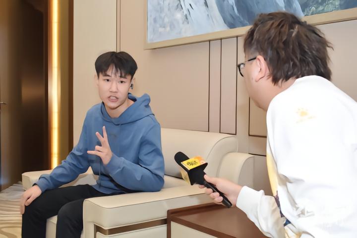 比赛结束后，球员接受媒体独家专访