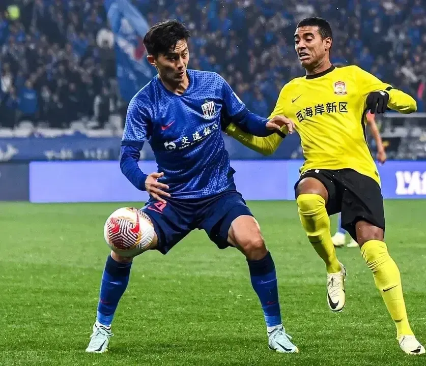 雷速直播-福建队在主场奏凯,球迷狂欢庆祝