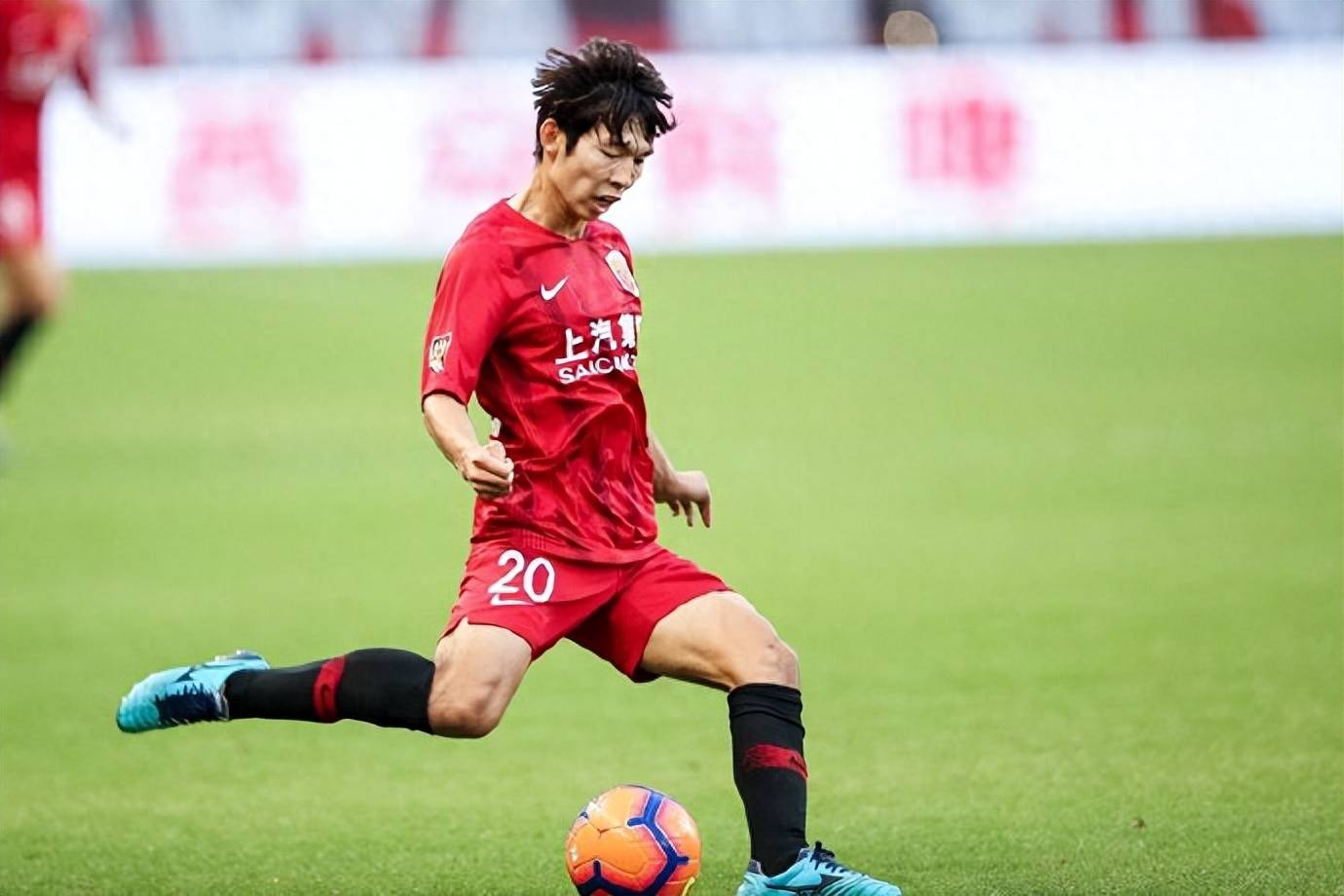 雷速官网-上港中场快速传递,精彩战术打造连胜