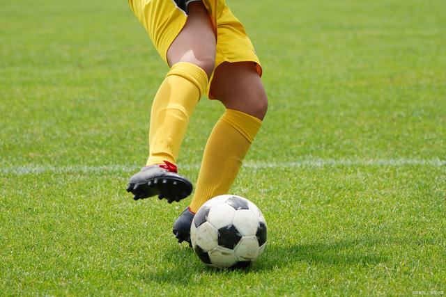 雷速官网-纷飞球门,球员斗志昂扬的壮举