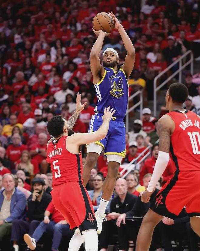 雷速官网下载-勇士惨败马刺,季后赛希望一片乌云